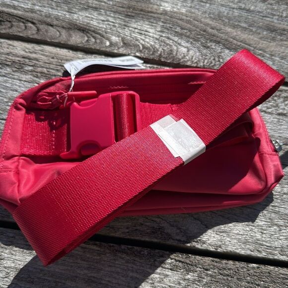 Lululemon Everywhere Belt Bag 1L Cherry Mist pink NWT - Picture 4 of 6